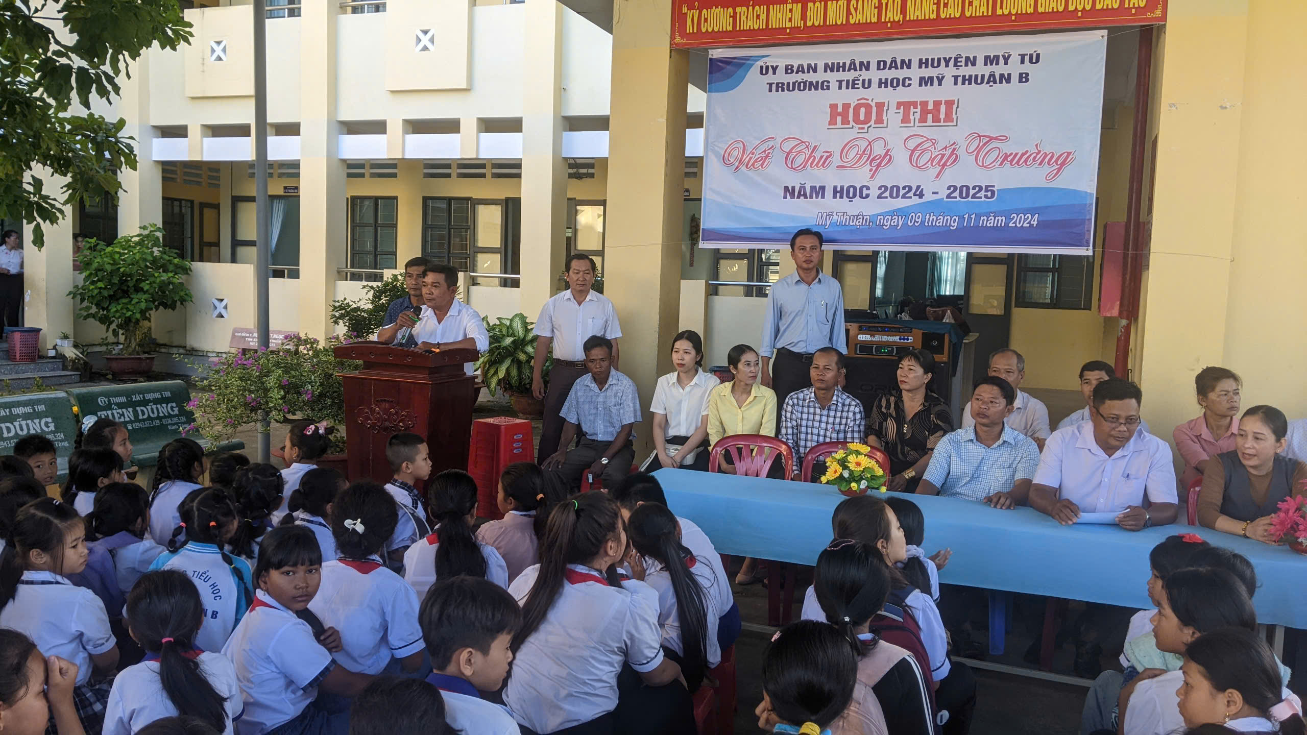 Trường tiểu học Mỹ Thuận B tổ chức hội thi viết chữ đẹp cấp trường